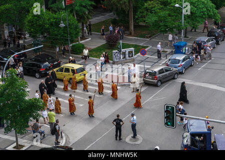 Religiöse Straße Prozession Thessaloniki, Griechenland. Priester bewegen sich in geordneter Weise mit Masse und junge Menschen mit orthodoxen religiösen Symbolen. Stockfoto