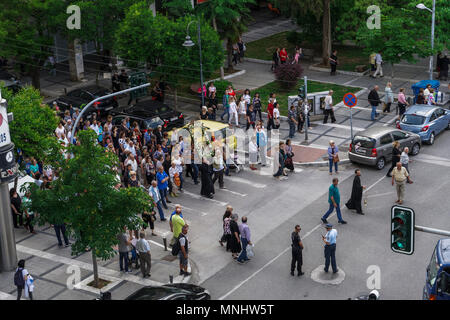 Religiöse Straße Prozession Thessaloniki, Griechenland. Priester bewegen sich in geordneter Weise mit Masse, die Orthodoxe Kirche Symbol feiern Himmelfahrt. Stockfoto