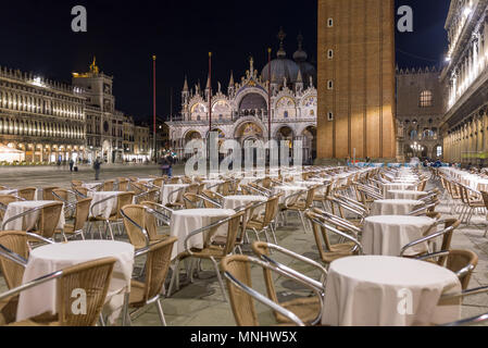 Saint Mark Square mit San Giorgio di Maggiore Kirche im Hintergrund in Venedig, Italien Stockfoto