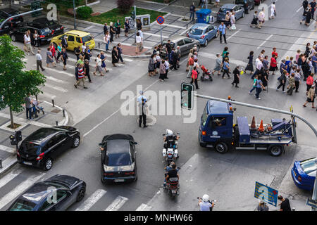 Griechische Polizei blockiert Straße in Thessaloniki. Griechische Polizei Recht Betreibungen stop traffic Menge Pass an der orthodoxen Kirche Prozession zu ermöglichen. Stockfoto