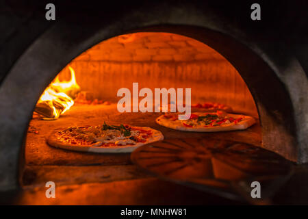 Original neapolitanische Pizza Margherita in einem traditionellen Holzofen in Neapel, Italien Stockfoto