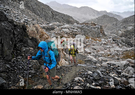 Backpackers Wanderung der John Muir Trail durch Le Conte Canyon Muir Pass bei stürmischem Wetter auf einer zwei-wöchigen Trek der Sierra Hohe Weg in Kings Canyon National Park in Kalifornien. Die 200 km Route etwa Parallels die beliebte John Muir Trail durch die Sierra Nevada von Kalifornien von Kings Canyon National Park, Yosemite National Park. Stockfoto