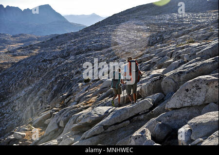 Backpackers Wanderung über Humphreys Becken zu Puppe Pass auf einer zwei-wöchigen Trek der Sierra Hohe Weg in der John Muir Wildnis in Kalifornien. Die 200 km Route etwa Parallels die beliebte John Muir Trail durch die Sierra Nevada von Kalifornien von Kings Canyon National Park, Yosemite National Park. Stockfoto