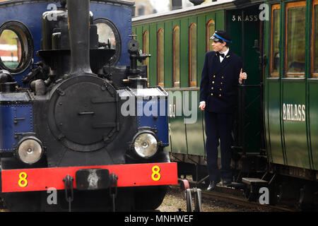 Mariefred, Schweden - 11. Mai 2013: Die zugbegleiter auf dem Trittbrett der Pkw neben Dampflok Nr. 8 Emsfors, am railwa Stockfoto