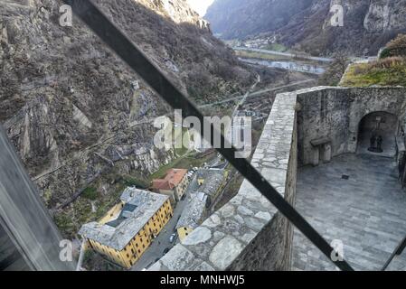 Forte di Bard, Region Valle d'Aosta, Italien, Dezember 2016. Blick in die Landschaft sichtbar von der Oberseite des fort. Stockfoto