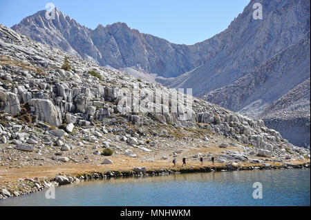 Backpackers Wanderung rund um den See Italien auf einer zwei-wöchigen Trek der Sierra Hohe Weg in der John Muir Wildnis in Kalifornien. Die 200 km Route etwa Parallels die beliebte John Muir Trail durch die Sierra Nevada von Kalifornien von Kings Canyon National Park, Yosemite National Park. Stockfoto