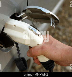 Aufladen von Elektroautos. Stockfoto