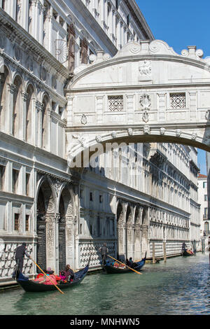 Touristen in Gondeln Segeln auf dem Rio de Palazzo o de Canonica Kanal unter der Seufzerbrücke oder Ponte dei Sospiri in Venedig, Italien. Stockfoto