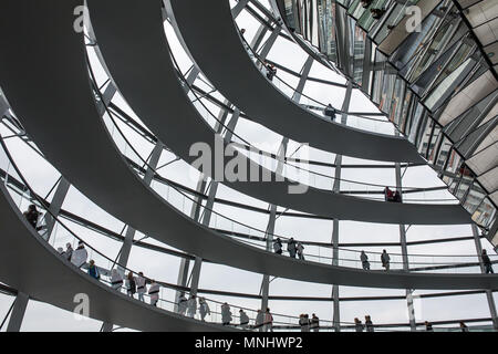 Berlin - Dezember 6, 2017: Im Inneren des gläsernen Kuppel auf dem Dach des Reichstages in Berlin, Deutschland Stockfoto