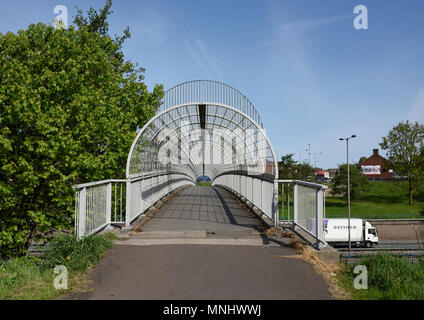 Geschlossene Fußgängerbrücke mit Stahlkäfig, über M60 Autobahn an der Ausfahrt 17, kreuzung whitefield im Großraum manchester, großbritannien Stockfoto