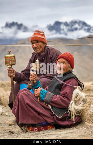 Lamayuru, Indien - 21. Juni 2017: Unbekannter Ladakhi seniors während Buddhist Festival in Lamayuru Gompa Kloster, Ladakh, Nordindien Stockfoto