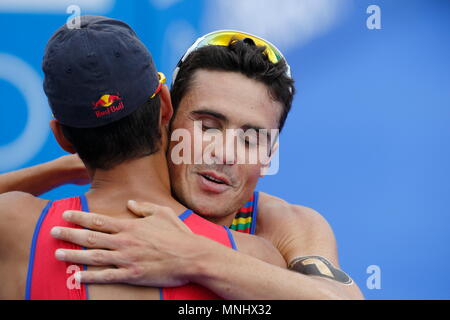 Mario Mola feiert seinen ersten Triathlon gewinnen mit Javier Gomez beim Rennen der Elite Männer der London Bein der ITU World Triathlon 2014, Hyde Park, London, England. 31. Mai 2014 Stockfoto