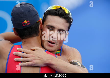 Mario Mola feiert seinen ersten Triathlon gewinnen mit Javier Gomez beim Rennen der Elite Männer der London Bein der ITU World Triathlon 2014, Hyde Park, London, England. 31. Mai 2014 Stockfoto