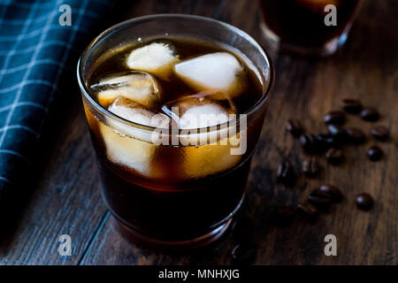 Kalter Kaffee brühen, mit Eis oder Eiskaffee. Bio Trinken. Stockfoto