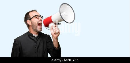 Priester Religion der Mensch kommuniziert schreien laut Holding ein Megaphon, mit dem Ausdruck Erfolg und positive Konzept, Idee, Marketing oder Vertrieb über isoliert Stockfoto
