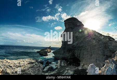 Die spektakulären weißen Küste von Bonifacio auf Korsika. Panoramablick auf das Meer und den steilen Klippen gegen die Sonne geschossen. Stockfoto