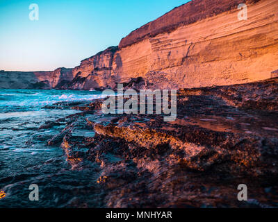 Die spektakulären weißen Küste von Bonifacio auf Korsika. Panoramablick auf das Meer und die Steilküste bei Sonnenuntergang mit intensiven Blau und Gold Farben. Stockfoto