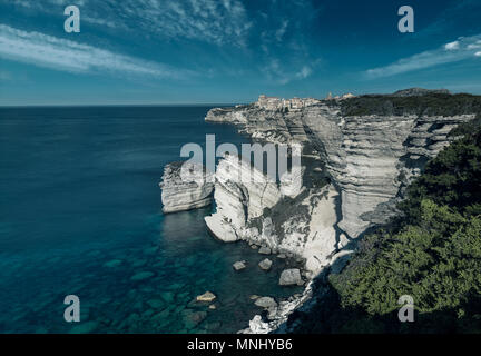 Die spektakulären weißen Küste von Bonifacio auf Korsika. Panoramablick auf das Meer und die Steilküste. Stockfoto