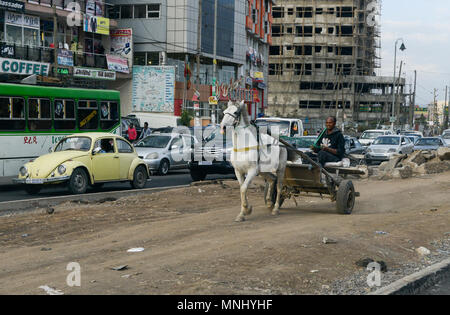 Äthiopien, Addis Abeba, Vorstadt, Pferdewagen auf dem mittleren Weg der vierspurigen Straße/AETHIOPIEN, Addis Abeba, Verkehr, Pferdewagen Stockfoto