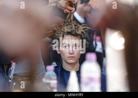 Backstage mit den Modellen im Haar und an der Temperley London Fashion Show bei der Londoner Fashion Week SS 2014. Somerset House, London, 15. September 2014 --- Bild von: © Paul Cunningham Stockfoto