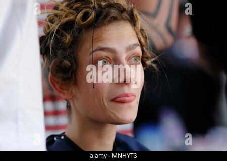 Backstage mit den Modellen im Haar und an der Temperley London Fashion Show bei der Londoner Fashion Week SS 2014. Somerset House, London, 15. September 2014 --- Bild von: © Paul Cunningham Stockfoto