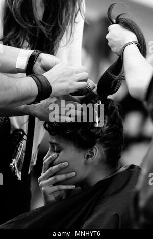 Backstage mit den Modellen im Haar und an der Temperley London Fashion Show bei der Londoner Fashion Week SS 2014. Somerset House, London, 15. September 2014 --- Bild von: © Paul Cunningham Stockfoto