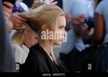 Backstage mit den Modellen im Haar und an der Temperley London Fashion Show bei der Londoner Fashion Week SS 2014. Somerset House, London, 15. September 2014 --- Bild von: © Paul Cunningham Stockfoto