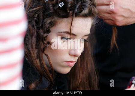 Backstage mit den Modellen im Haar und an der Temperley London Fashion Show bei der Londoner Fashion Week SS 2014. Somerset House, London, 15. September 2014 --- Bild von: © Paul Cunningham Stockfoto