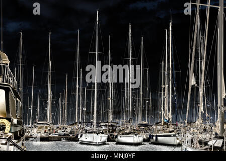 Reihen von yacht Masten auf dem schwarzen Himmel, hell, getönt Stockfoto