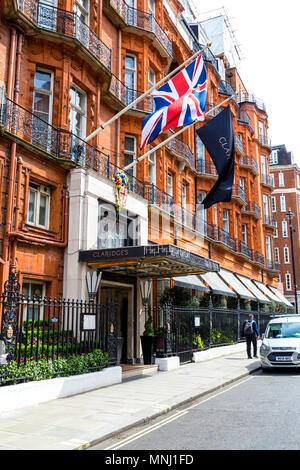 Seite Eingang das Claridge's Hotel in London, Großbritannien Stockfoto