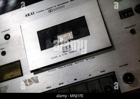 Nahaufnahme einer retro gebürstetem Silber Akai Cassette Recorder Stockfoto