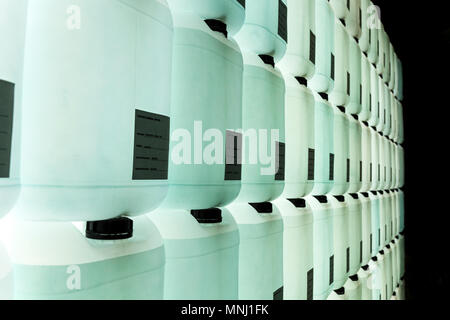 Eine Wand aus Kunststoff Kanister Wasser, Chemikalien, Lab Stockfoto