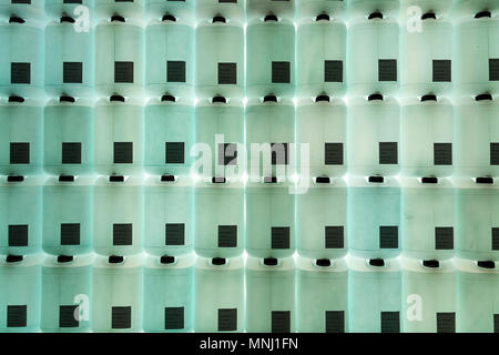 Eine Wand aus Kunststoff Kanister Wasser, Chemikalien, Lab Stockfoto