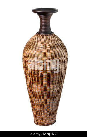 Keramik Vase in geflochtene Rattan isoliert auf Weiss. Freistellungspfaden. Stockfoto