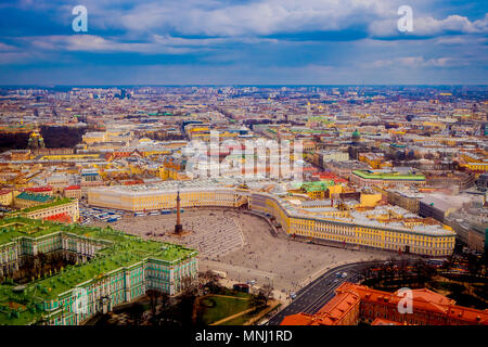 Luftaufnahme der Schlossplatz, zwischen dem Winter Palace unten und das Gebäude der allgemeinen Personal in der Stadt St. Petersburg Stockfoto