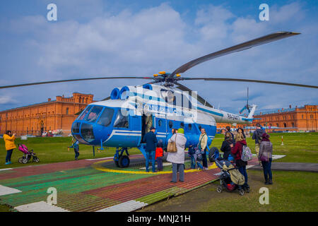 ST. PETERSBURG, Russland, 17. Mai 2018: Der Hubschrauber Mi-8 TV RA -24100 von Alliance Avia AON zieht vor dem Hintergrund des Museums der Artillerie Stockfoto