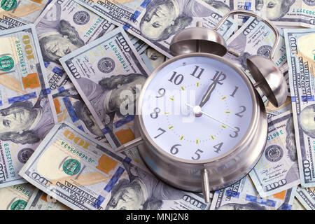 Uhr auf einen großen Haufen von Hundert-euro-Scheine. Stockfoto