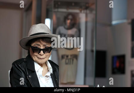 Yoko Ono bei der Ausstellung Double Fantasy - John & Yoko im Museum of Liverpool, die den 50. Jahrestag der ersten gemeinsamen Nacht des Paares am 19. Mai 1968 feiert, als sie durch die Nacht arbeiteten und ihr erstes Album Unfinished Music No. 1: Two Virgins produzierten. Stockfoto