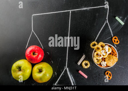 Variation verschiedener ungesunden Snacks Kekse, süßes Popcorn gesalzen, Tortillas, Muttern, Strohhalme, bretsels, zurück Tafel Platz kopieren Stockfoto