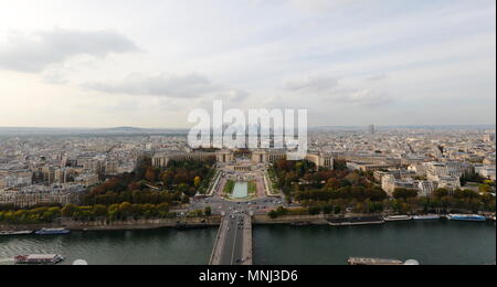 Palais de Chaillot, mit der Coeur Verteidigung ein Büro Wolkenkratzer in La DŽfense, das Hochhaus Geschäftsviertel westlich von ParisParis City Skyline im Hintergrund, gesehen unter die Dächer über den Fluss Seine vom Eiffelturm entfernt. Frankreich. Oktober 2014. Stockfoto