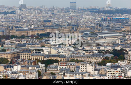 Das Louvre Museum inmitten der Dächer der Stadt Paris Skyline vom Eiffelturm gesehen. Frankreich. Oktober 2014. Stockfoto