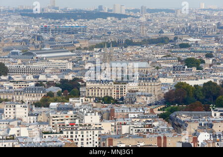 Die Basilika von Saint Clotilde ist eine Basilika Kirche in Paris, auf der rue Las Cases, die Skyline der Stadt vom Eiffelturm gesehen. Frankreich. Oktober 2014. Stockfoto