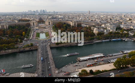 Palais de Chaillot, mit der Coeur Verteidigung ein Büro Wolkenkratzer in La DŽfense, das Hochhaus Geschäftsviertel westlich von ParisParis City Skyline im Hintergrund, gesehen unter die Dächer über den Fluss Seine vom Eiffelturm entfernt. Frankreich. Oktober 2014. Stockfoto