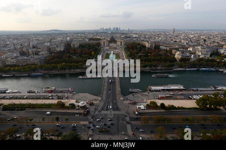 Palais de Chaillot, mit der Coeur Verteidigung ein Büro Wolkenkratzer in La DŽfense, das Hochhaus Geschäftsviertel westlich von ParisParis City Skyline im Hintergrund, gesehen unter die Dächer über den Fluss Seine vom Eiffelturm entfernt. Frankreich. Oktober 2014. Stockfoto