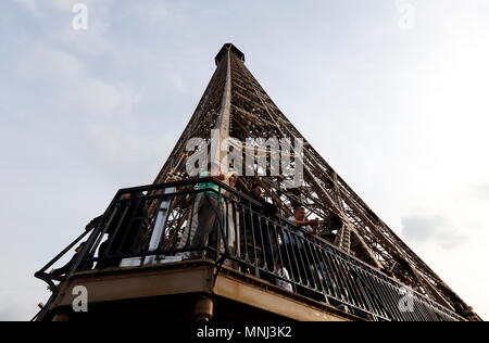 Den Eiffelturm gesehen aus dem zweiten Stock des Turmes oben zu schauen. Paris, Frankreich. Oktober 2014. Stockfoto