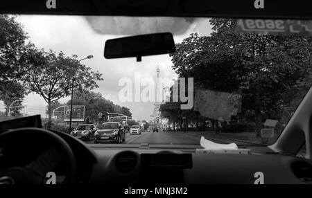 Den Eiffelturm gesehen aus dem Fenster eines Taxis. Paris, Frankreich. Oktober 2014. Stockfoto