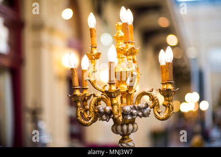 Store Innenraum closeup golden Lampe Aussehen antiken Leuchter Stockfoto