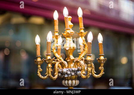 Store Innenraum closeup golden Lampe Aussehen antiken Leuchter Stockfoto