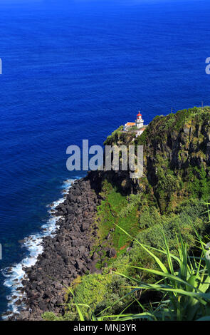 Leuchtturm Farol da Ponta do Arnel, Nordeste, São Miguel, Azoren, Portugal, Europa. Stockfoto