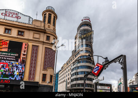 Die Dächer von Gebäude rund um die Plaza Callao, Madrid, Spanien. Stockfoto